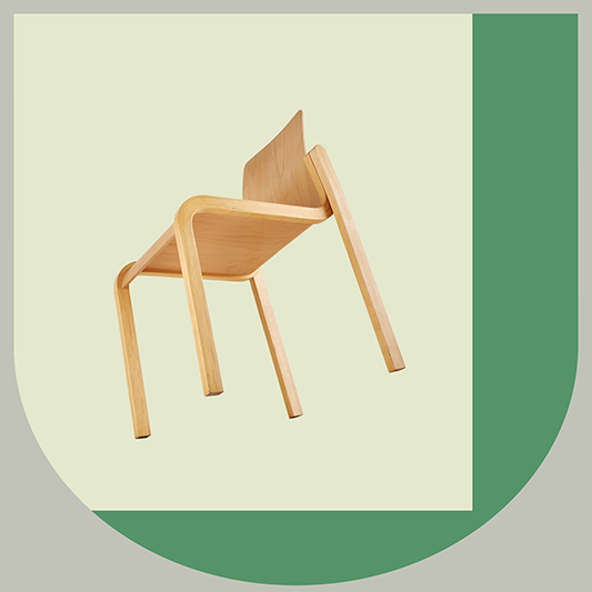 Puinen tuoli graafisten elementtien keskellä.